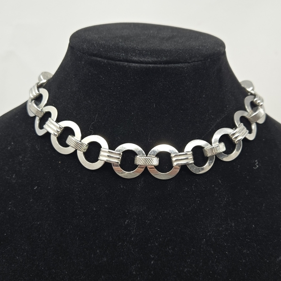 Silver Tone Oval Linked Women's Minimalist Necklace Choker Casual to Night Out - Picture 1 of 6